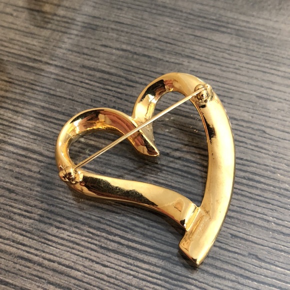 Vintage TRIFARI Goldtone Metal Heart Pin - Picture 6 of 13
